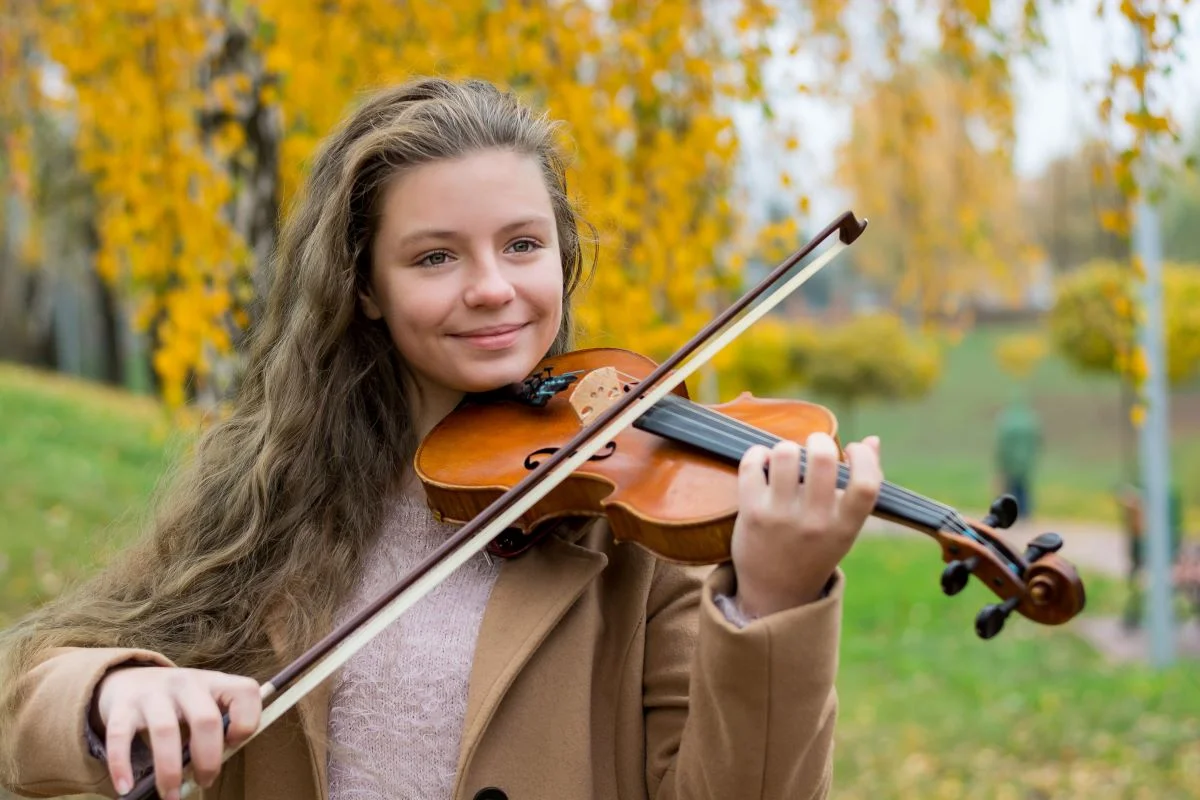 Student taking Intermediate violin lessons